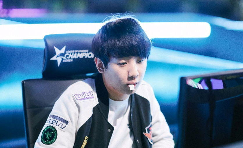 威少感到自 威少感到自