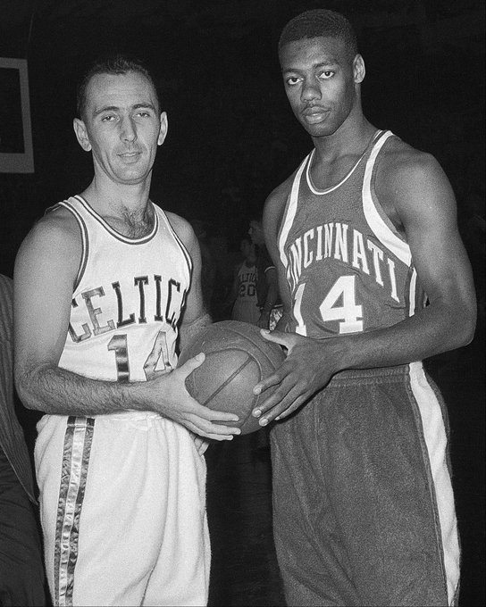 巴黎公布欧冠大名单：登贝莱、内维斯领衔 李刚.